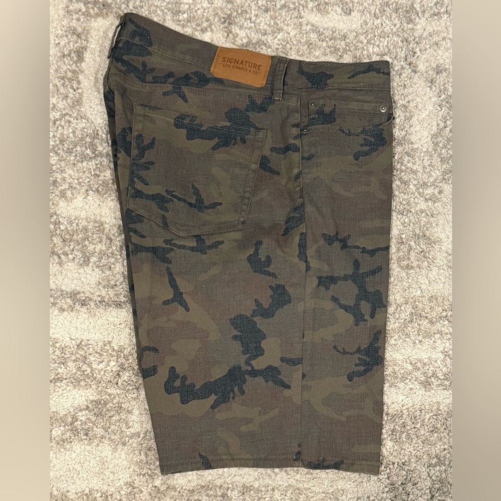 Levi's Green Camouflage Cargo Jean Shorts Size 36 - Picture 3 of 10